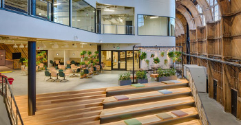 新的谷歌办公室设计很温馨并坐落于历史悠久的木材机库内