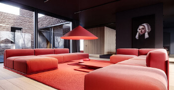 红黑时尚撞色风—由办公室装修设计分享