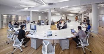 设计蜿蜒弯曲办公桌—由广州办公设计装修分享