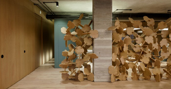 办公环境无定型木材装饰—由办公室装饰分享