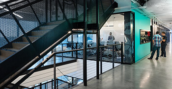 软件办公楼装修公司案例_打破有限创建无限