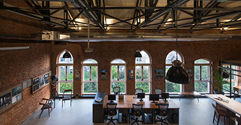 打破传统阁楼办公空间界限-办公室设计公司