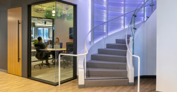 创新式金融办公室装修布局-呈现出非线性形状