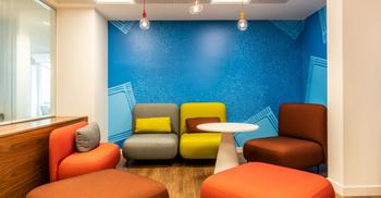 办公室工程装修打造宾至如归与品牌元素结合设计