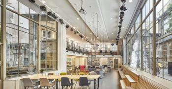 广州办公室装修实现了明亮而鼓舞人心布局