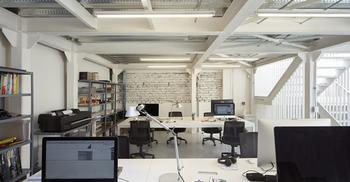 办公环境设计将砖房改造成现代通透办公室