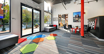 办公空间设计充分利用周围景色营造室内氛围