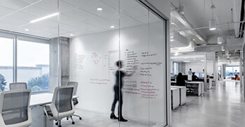 公司办公室设计打造纯白色建筑元素