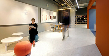 办公空间装修公司将现代设计中留存原始气息