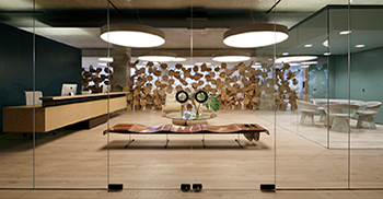 写字楼办公室装修：卡片式隔墙增加透明性