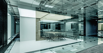 玻璃办公室的层次感与大胆激进