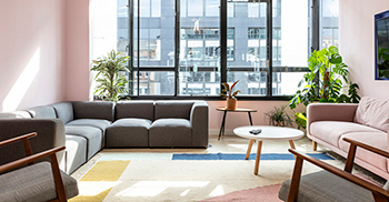 办公室空间设计：以大胆的品牌色彩和充满活力的图案为主导