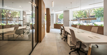 办公室装修——通过现代材料的对比来传达优雅和亲密感