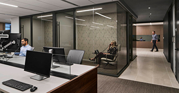 采用智能玻璃打破办公空间的透光障碍