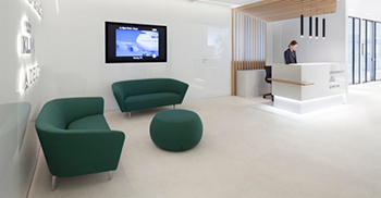 办公空间以米色、白色和绿色的暖色调为特征 营造亲密舒适氛围