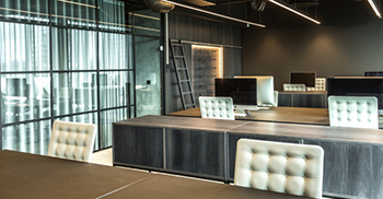 办公室装修采用深色材料便于创造深度和清晰的身份