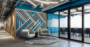 倾斜木墙安装在充满活力的蓝色之上 真正使木质设计流行起来