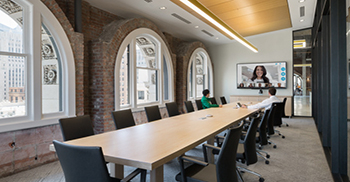 砖、混凝土和半椭圆形窗户 在室内空间内营造出工业和舒适的氛围