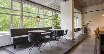 办公室设计​是在混凝土原始建筑内完成的 以暖色调作为对比