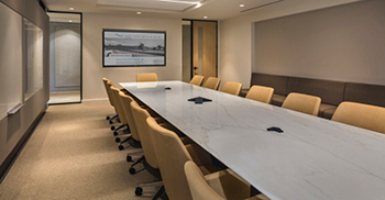添加玻璃面板以创造进入会议室和休息空间的战略视野