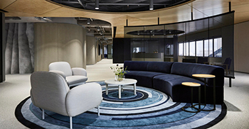 凹槽混凝土墙与天鹅绒家具内饰形成对比