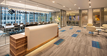 直线木纹接待台配有简单的奶油色面板 为办公室增添了现代感