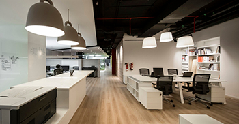 办公室环境保留了干净的工业感观 满足用户工作需求