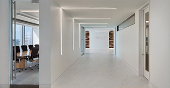 办公室装修：纹理木砖与刻有可丽耐的标志相映成趣