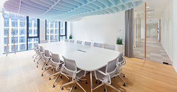 天然橡木、白色、玻璃和彩色装饰 与空间的整体氛围相得益彰