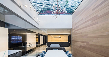 办公室玻璃周围的黑色带子强调并勾勒出海洋的景色