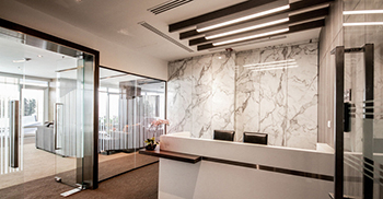 接待区采用了“假石头”的想法 办公室设计​反映了结构和建筑形状