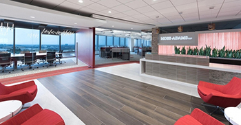 空间的整体感觉温暖而现代 同时又保持了灵活和敏捷