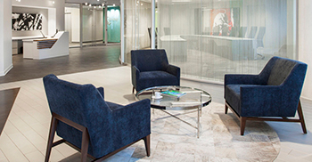 办公室裸露的天花板和独特的照明唤起了工业感