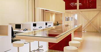 办公室设计：点缀着半透明的红色平面和引人注目的结构细节