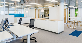 办公室室内设计​为海景提供了空间并与之相得益彰