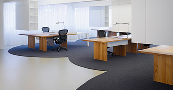 接待台由裸露的粗糙混凝土制成 以吸引游客注意力