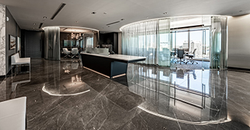 办公室设计；河谷蜿蜒之景映入眼帘 调色板配合恰好