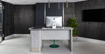 办公空间的社交“心脏”被设计成一棵“空心树”