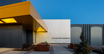 办公室设计装修：立面向后倾斜以提供衔接和强烈的动态阴影