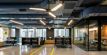 公司办公室装修：为有形和戏剧性的材料提供了一个舞台