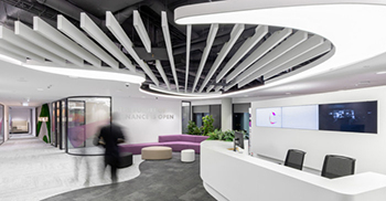 公司办公室设计​理念带有一点也不害羞的俏皮图案和颜色