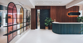 办公室装修：不同柔和霓虹色调的半透明面板设计独特 细节丰富