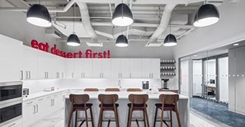 办公室设计装修：格子天花板令人印象深刻 采用柔和的线条工作