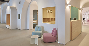 新办公空间的结构是通过引入许多拱形体量和各种隔断来构思的