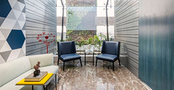 办公室装修的每个玻璃幕墙都倾斜以优化所提供的形状水平