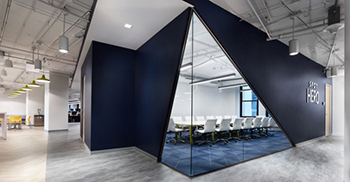 办公室装修效果图周到的细节提升了整个空间的设计