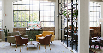 办公室装修——硬木地板、定制的落地钢架、混凝土接待台和咖啡区定义了空间