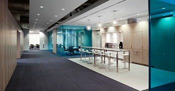 办公室空间设计：干净的现代细节和建筑形式承认了现代主义设计