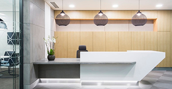 办公室设计装修将现代可丽耐与实心混凝土和橡木镶板形成对比