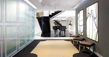 办公楼装饰设计师用装饰艺术风格的楼梯取代了电梯